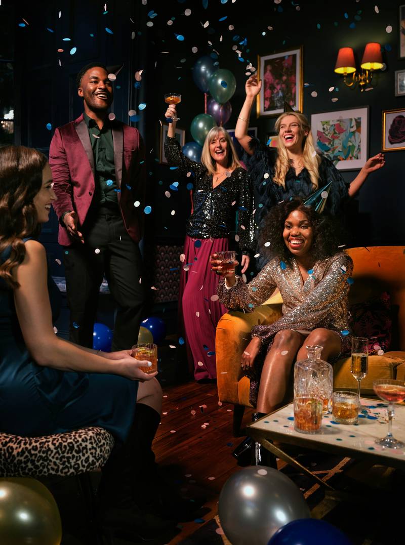 Amigos celebrando con confeti
